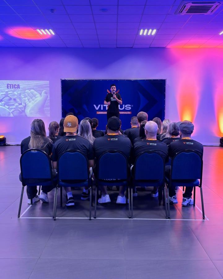 Jonas Silva no palco conduzindo a turma do Vittus Experience na sala da imersão em Lajeado